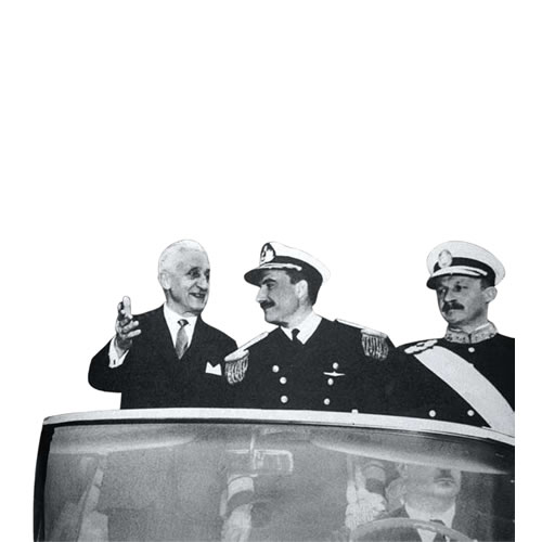 Illia en el momento de su asunción presidencial. A su lado lo acompañan los titulares de la Armada, Eladio Modesto Vázquez y del Ejército, Juan Carlos Onganía.